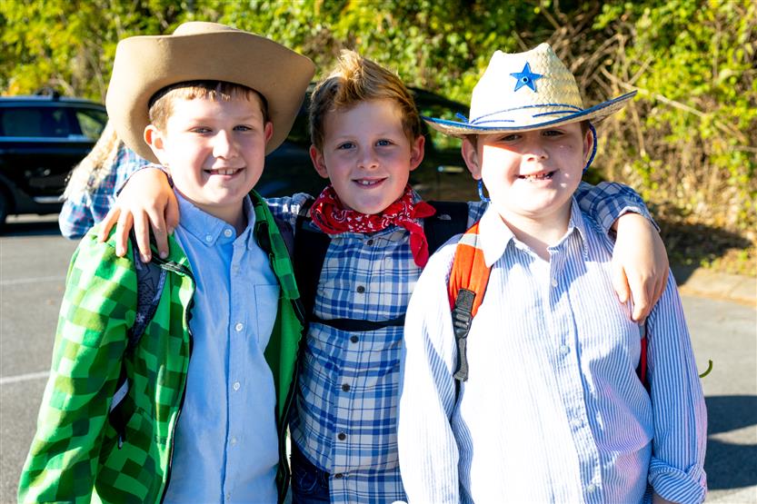 Lipscomb Elementary students walk to school